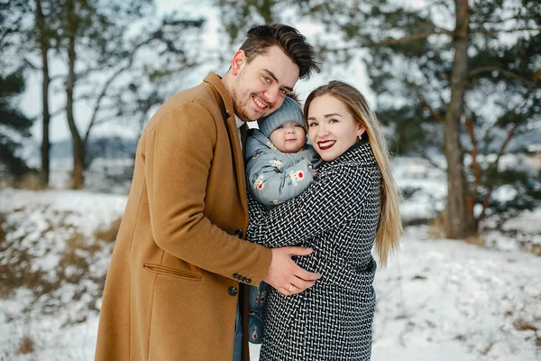 Familia feliz de tres en el parque — Foto de Stock