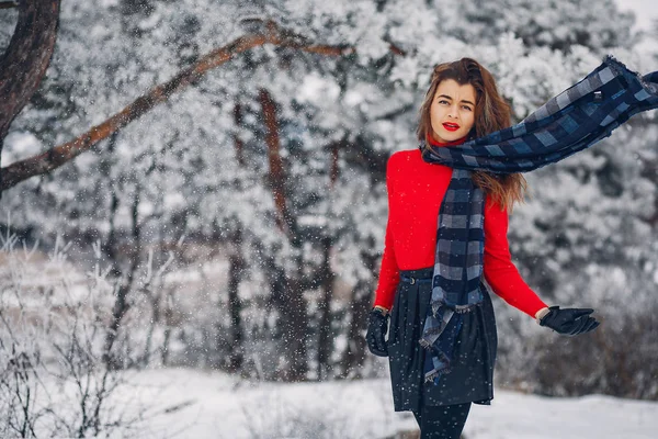 Элегантная и молодая девушка в зимнем парке — стоковое фото