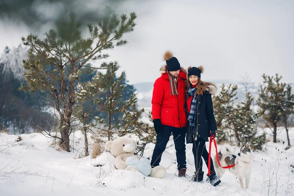 Belo casal brincando com um cão — Fotografia de Stock