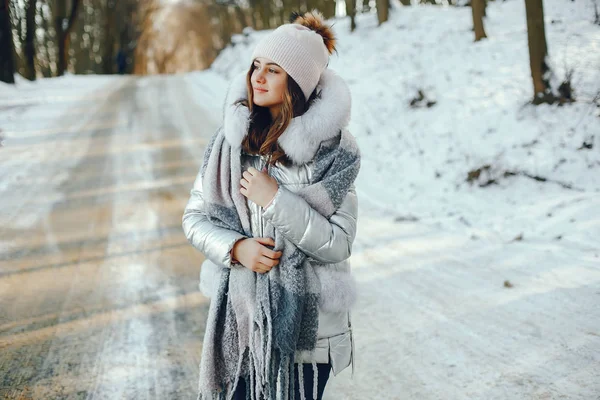 Meisje in de winter — Stockfoto