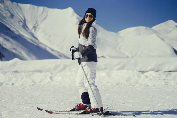 Ragazza con sci — Foto Stock