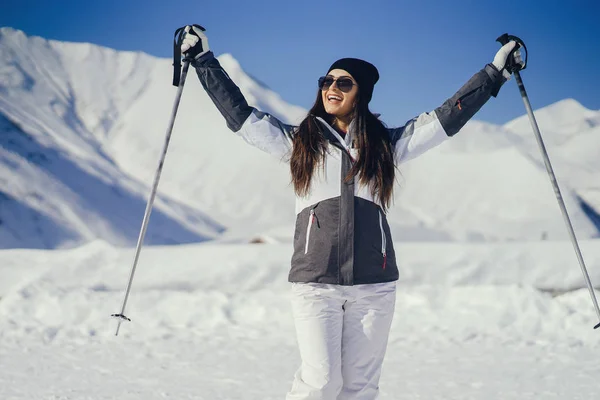 Mädchen mit Ski — Stockfoto