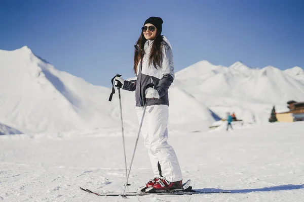 Fille avec ski — Photo