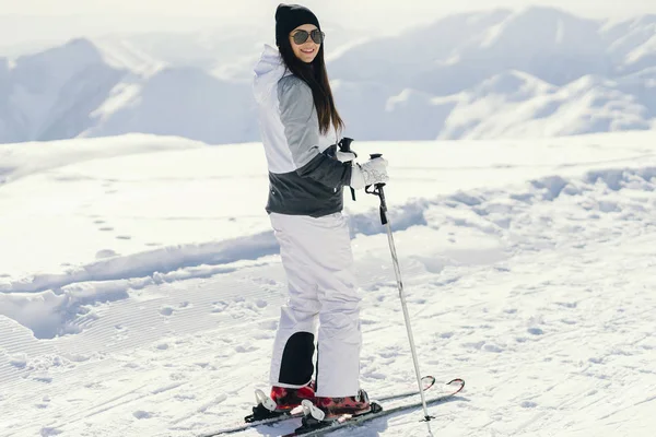 Девушка с лыжами — стоковое фото
