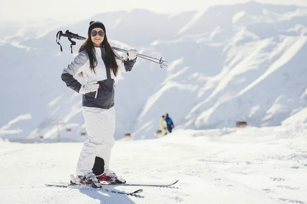 Mädchen mit Ski — Stockfoto