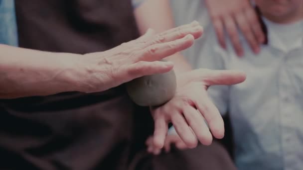 Закройте руки, сделайте кувшины в керамике — стоковое видео