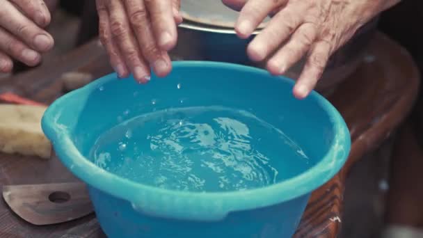 Pessoas lavando as mãos em um balde — Vídeo de Stock