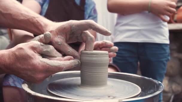 Grandmother with a grandchildren make pitchers in pottery — Stock Video