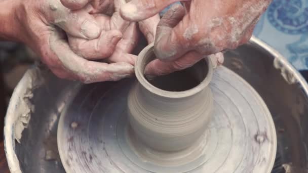 La abuela con los nietos fabrican los cántaros en la cerámica — Vídeo de stock