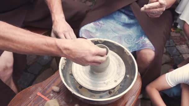 Babička s vnoučaty dělá nadhazovači v keramice — Stock video