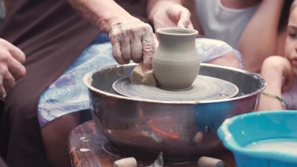 Grootmoeder met een kleinkinderen maken werpers in aardewerk — Stockvideo