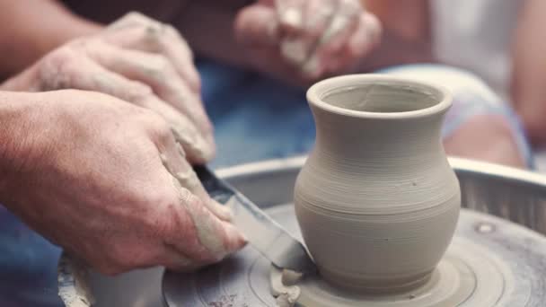 Grandmother with a grandchildren make pitchers in pottery — Stock Video