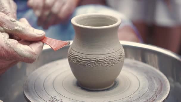 Avó com netos fazer jarros em cerâmica — Vídeo de Stock