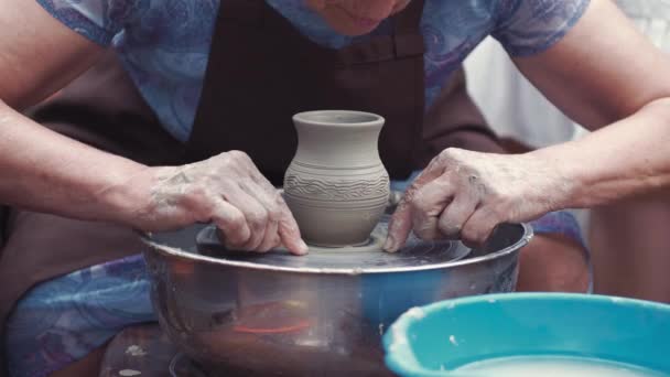 La abuela con los nietos fabrican los cántaros en la cerámica — Vídeo de stock