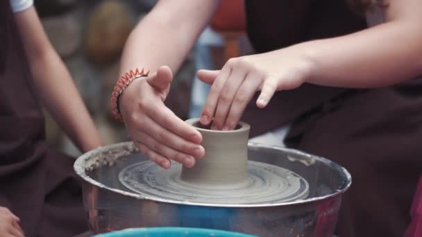 Nonna con nipoti fanno brocche in ceramica — Video Stock