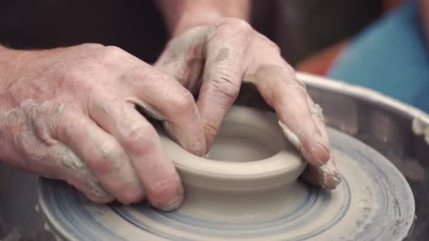 La abuela con los nietos fabrican los cántaros en la cerámica — Vídeos de Stock