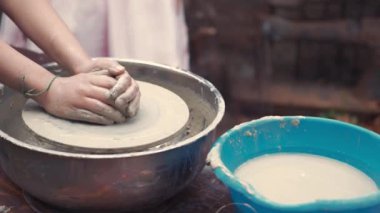 El kapatın çömlekçilikte sürahi yapmak