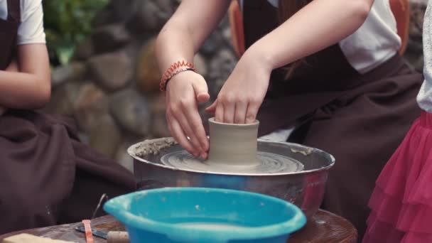 Молодые люди делают кувшин в керамике — стоковое видео