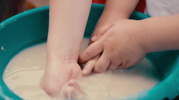 Mensen die hun handen in een emmer wassen — Stockvideo