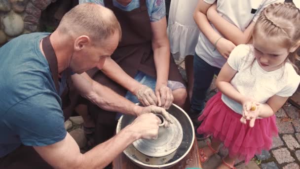 Torunları olan büyükanne ve büyükbabalar çömlekçilikte sürahi yapar — Stok video