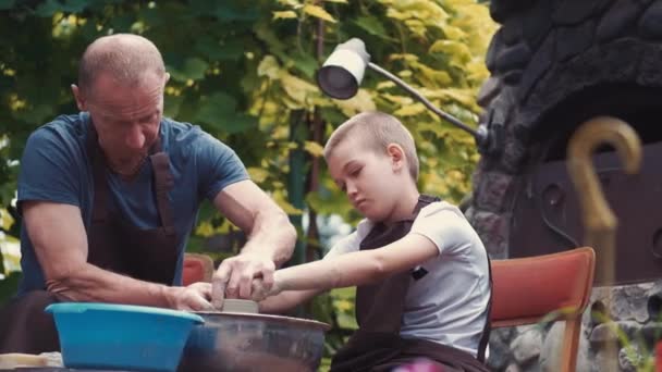 Großvater stellt mit Enkel Krüge in Töpferei her — Stockvideo