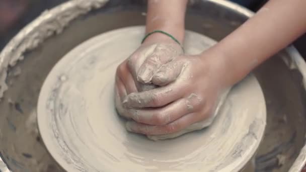 Close up handen maken werpers in aardewerk — Stockvideo