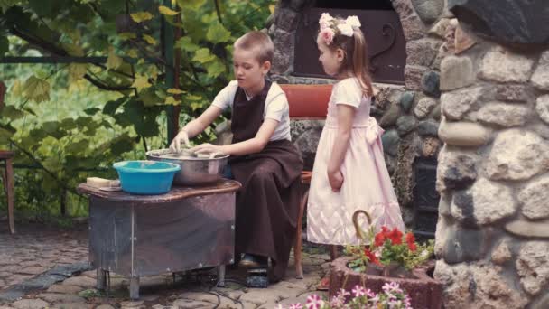 Kleine kinderen maken kruik in aardewerk — Stockvideo