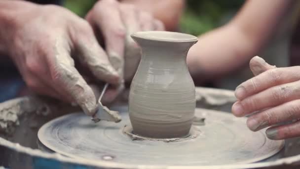 Cerca de las manos hacen jarras en cerámica — Vídeo de stock