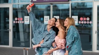 Havaalanı yakınında selfie çeken kızlar