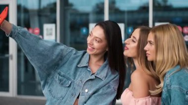 Havaalanı yakınında selfie çeken kızlar