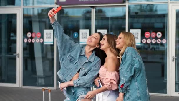 Meisjes nemen selfie in de buurt van de luchthaven — Stockvideo