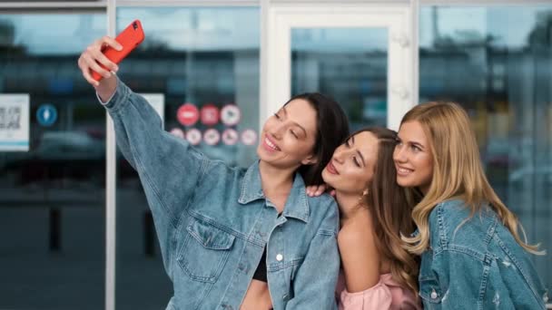 Ragazze che scattano selfie vicino all'aeroporto — Video Stock