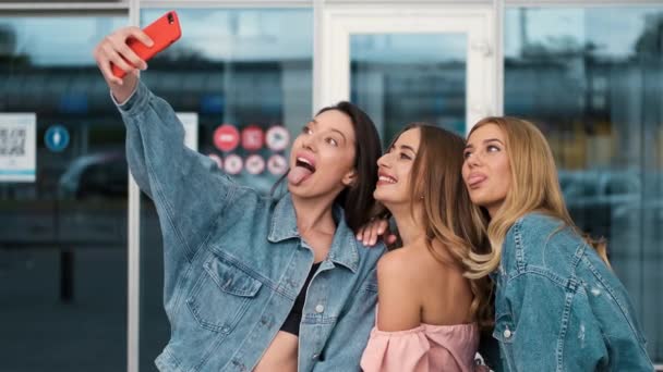 Ragazze che scattano selfie vicino all'aeroporto — Video Stock