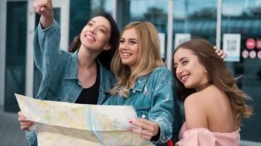 Yön göstermek için parmak la işaret eden kız