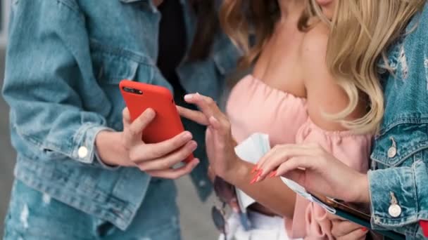 Primo piano delle mani delle ragazze utilizzando il telefono — Video Stock