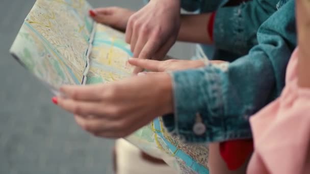 Nahaufnahme von Händen, die Landkarte halten — Stockvideo