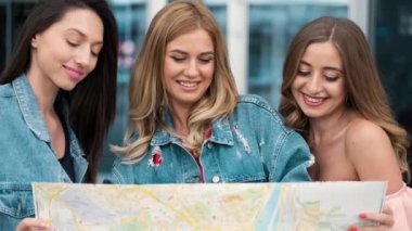 Havaalanı yakınındaki haritaya bakan kızlar