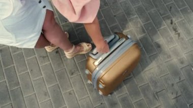 Döşeme üzerinde bavul üst çerçeve