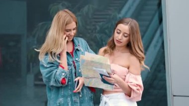 Harita ile havaalanı yanında kalan kızlar