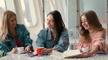 Harita masaya konuldu... Bardaklar masada. İki çift güneş gözlüğü masada..