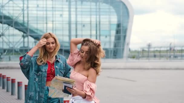 Niñas alojadas al lado del aeropuerto con mapa — Vídeos de Stock