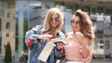 Medern binasına yakın duran iki kızın portresi