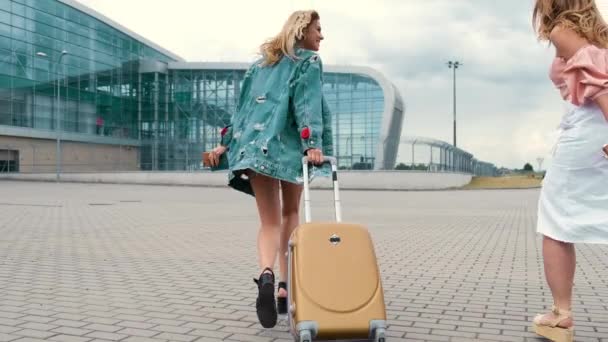 Girls in full height walking next to airport — Stock Video