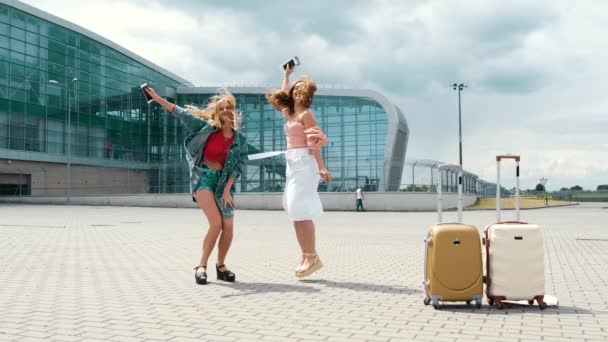 Meninas em altura total pulando ao lado do aeroporto — Vídeo de Stock