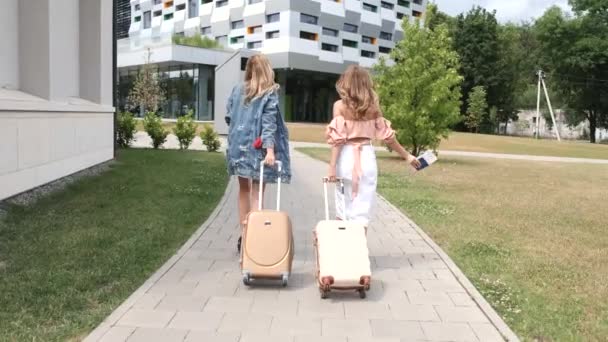 Students walking with luggage near campus — Stock Video