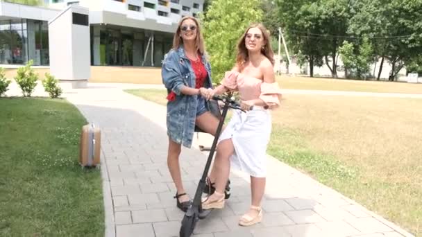 Kampüs yakınında scooter ile duran öğrenciler — Stok video