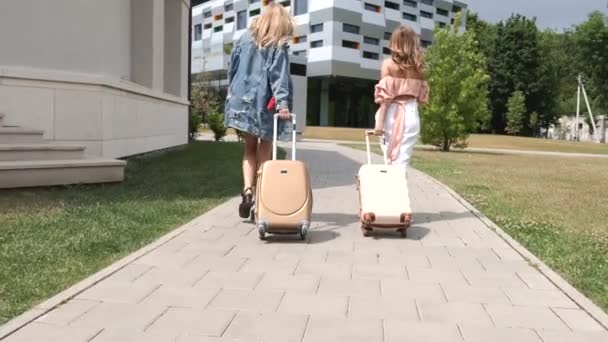 Estudantes caminhando com bagagem perto do campus — Vídeo de Stock