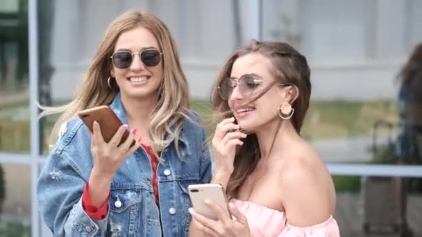 Girls holding phones — Stock Video