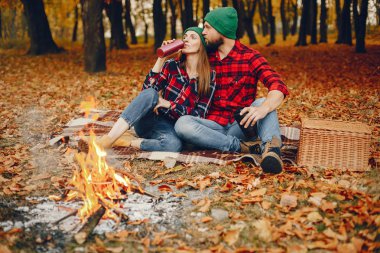 Zarif çift sonbahar parkında vakit geçiriyor.