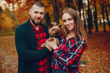 Zarif çift sonbahar parkında vakit geçiriyor.